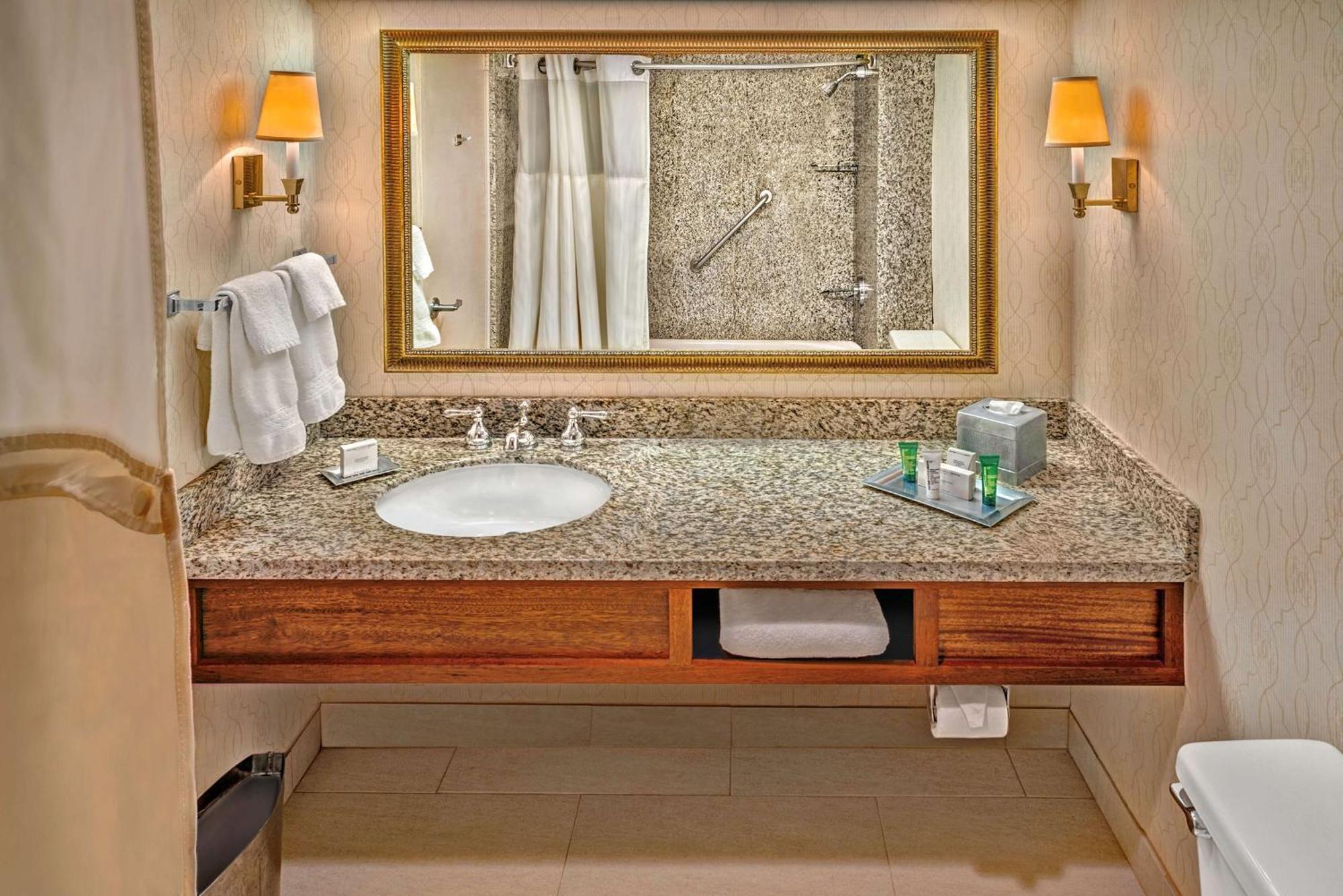 Hotel Doubletree By Hilton Philadelphia Airport Extérieur photo